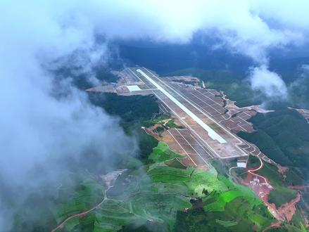 云南一个建在大山里的机场和花海,你去过吗?航拍凤庆机场和云上花海。#凤庆机场#云上花海#云南旅游 #旅行推荐官 #国庆去哪玩