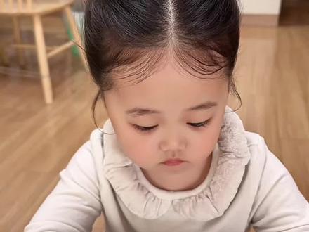 升级版抓夹公主头 结实不掉 手残党也能轻松完成 过年扎喜气洋洋 快快扎起来吧#儿童编发教程 #公主头 #日常发型#过年发型 #简单好看发型