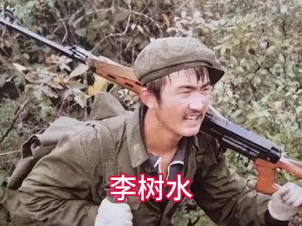 他半小时内击毙越军15人,打退敌一个排进攻。他就是李树水,1964年出生,山东枣庄滕州人,1983年入伍,中国人民解放军原济南军区67军199师597团2营6连2排5班班长,1985年参加老山轮战,7月19日,老山前线6号哨位告急,李树水被任命战斗小组长,带领2名战友火速增援,抵达阵地后,主动承担指挥职责,当天及次日,便带领战友打退敌人数十次进攻,哨位位于海拔仅100多米的猫耳洞,距敌不到10米远,昼夜坚守,洞中潮湿闷热,蚊虫滋生,饮用水极度匮乏,条件极其艰苦。7月28日凌晨,越军以一个排的兵力向阵地发起猛攻,李树水将机枪、冲锋枪、狙击枪、手榴弹等武器布置在周围,沉着应战,在不到半小时内,独自毙敌15人,迫使敌军溃退。在整个老山前线坚守期间,累计毙敌40余人,战后荣立一等功,被誉为“老山战神”。1986年退役,回到滕州老家,隐功埋名,低调生活。让我们一同向英雄致敬!