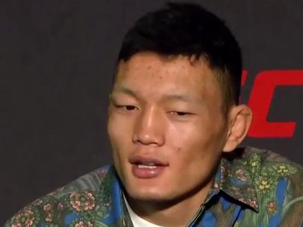 蝇量级顶尖站立好手对决,双方相信比赛不会交给裁判来定夺!@UFC苏木达尔基 #ufc