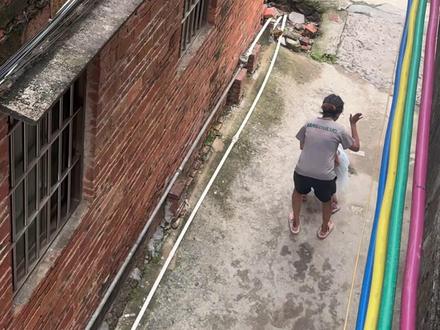 一直以来总有人觉得是把男人的责任推到一个媳妇的身上,总觉得一个媳妇带孩子多累要多同情帮助,可事实是她的苦难都是她自找的,而且还会影响同在屋檐下的一家人。跟自己过一辈子的老公不敢去说不敢去骂,公婆又不指望她老公养老,怎么就成了做媳妇的是给别人教育儿子呢?如果跟自己温饱没有关系,自己有自力更生的能力,大家是真的很乐意帮的,不想工作做事,那就赶老公去干活养家,白天在家躺就给他踹下床,他敢反抗动手家暴,家公家婆小叔小姑和她娘家人都会站她这一边保护她。有人说作为父母弟弟妹妹的都可以去踹他下床不让他睡觉,问题是天天同床共枕的人都不去做,我们这些人去做有什么用?难道她老公心里就不会想“我老婆跟我过一辈子,她都让我在家睡没说我没骂我,你们说我骂我干嘛?我又不是跟你们过一辈子!”
作为老婆还真的不是给公婆教育儿子的,如果她有工作能力养活自己,把孩子给公婆带好,那么没有人会说一句她的不是。然而孩子带不好,也不愿意把孩子给公婆带,现在又生了一个三胎,只为搂在身上当挡箭牌,外人只觉得她是辛辛苦苦一个人带几个孩子,实际上都是为了自己白天睡晚上早睡的理由,她老公怎么玩怎么不管,我们说多骂多也是没有用的了。作为老婆都不去说,不为孩子温饱考虑,只知道自己吃饱就睡,那么把孩子带来这个世界是为了什么?家里卫生一个月都不搞的人,还有人觉得是带孩子没空搞,她没空搞也没见她去叫她老公搞呢,只知道每天跟小孩斗气用恶狠狠的态度弄哭孩子,又不见得把种态度用在她老公身上,因为她知道,老公这样也是她的挡箭牌可以衬托她的无辜,家公家婆知道有这种儿子也拿他两夫妻没办法,所以她是很清楚这一点,指望着公婆养顺带把孩子养大,然后孩子大了又可以外出打工养她一辈子,这样的人生计划堪称完美。#农村生活#家庭#情感