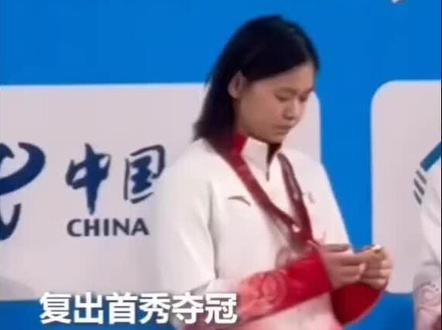 2025年11月2日,全红婵时隔183天伤愈复出,搭档王伟莹在第十五届全运会跳水女子团体双人10米跳台比赛中表现出色,以235.86分的成绩位列第一,帮助广东队夺得该项目金牌。这场胜利来之不易,此前她因脚腕旧伤复发等问题,自今年5月起陆续退出全国跳水冠军赛、新加坡世锦赛等多项赛事。养伤期间,她不仅进行系统康复治疗,还面临身高增长至1.58米、体重达48公斤的挑战,为此每天需多次测量体重并严格执行减肥计划。复出首秀中,她再现“水花消失术”,首跳107B动作获全场最高分,第三跳5253B动作更斩获80.64分,展现出顶尖竞技状态。赛后,全红婵在社交媒体发文“我真棒”,直言这份胜利是对自己低谷期坚持的最好回馈。