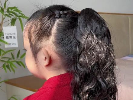 新年要到了,给女儿扎个简单好看高马尾发型吧,真的太好看了#儿童编发 #新年发型儿童 #高马尾 #过年发饰 #手残党也能学会的发型 @DOU+小助手 @DOU+好生意