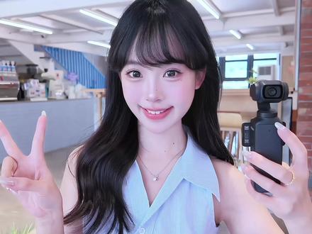大疆Pocket4首发‼️到底值不值得买? hi姐妹们~
我第一时间上手使用大疆Pocket 4
作为Pocket 3的深度使用老用户
再从女生的使用角度
来给大家分享首发第一期测评
来看看Pocket 4对比Pocket 3有哪些亮点升级✨
1、外观
2、操作界面
3、人像美肤、滤镜参数
4、色彩模式
5、对焦
6、我的使用感受给大家参考
还有本期视频里没有提到的一些升级,我会在深度使用后继续给大家分享~
☑️4K 240fps慢动作
☑️补光灯磁吸接口
☑️拍照像素940万升级到3700万
☑️支持4K Livephoto模式
…
那我们一起期待下一期内容吧🥰✨
#大疆Pocket4 #pocket3 #pocket4 #pocket4开箱