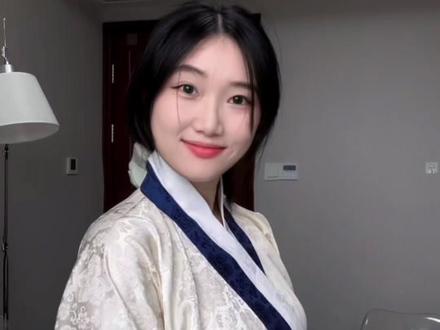一定有巨多人不知道怎么挑明制汉服.........
一期挑选汉服的教程来着的。
#汉服日常 #汉服 #明制汉服 #等等我先摆好造型
#穿搭