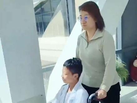 我娃姬同学,五年级打篮球,把脚扭伤骨折了,在运城拍片子,拍核磁,多方打听去了专业的骨科医院给娃做手术,今天下午我娃做手术,娃第一次全麻,手术经过漫长的一个多小时结束了,手术很顺利,当我们在手术门口接到娃的那一刻,他就在流泪,可能是那种剧烈疼痛,把一个十岁的小朋友疼得在病床上撕心裂肺的哭,扛不住了,让我们束手无策,也很心疼,在手术室门口推着他回病房中,我娃一直哭,孩子的哭声在走廊里游荡,同病区的其他家属从门缝里投来目光,那目光里混着同情与庆幸——同情他人的不幸,庆幸这不幸尚未临到自己头上。人之常情,大抵如此。我们知道,这不过是疼痛的一次中场休息,待到夜色深沉,那无形的野兽还会再度袭来的。
医院的夜,还长着呢。#勇敢的宝宝 #早日康复早日回家 #记录这一刻