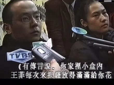 窦唯带着高原在日本东京用餐时被狗仔队跟拍,他坦然向记者介绍:“她叫高原,是我的爱人。” 这句话宣告了他与王菲婚姻的终结,两人于1999年8月正式离婚。
2002年6月,两人登记结婚,同年8月女儿窦佳嫄(小名“小院儿”)出生。
窦唯与高原的婚姻仅维持了不到两年,离婚时,高原提出一次性付清108万抚养费的要求,窦唯借钱支付了这笔费用。此后,高原一度带着女儿消失,窦唯因思念女儿曾在2006年的演出中公开呼喊。
#窦唯 #摄影师高原 #王菲 #摇滚时代 #摇滚故事