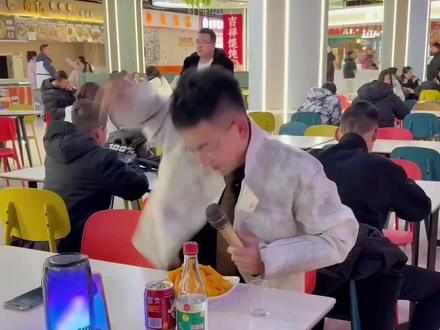 跟我一起嗨起来!#拼好歌 #抽象 #给我擦皮鞋