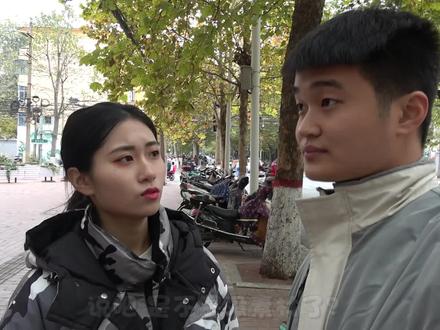 小美女19岁生日,阿冰准备了皇冠蛋糕,还有一大锅牛蛙大虾,嗨皮