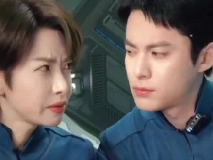 《星河入梦》票房破5千万,韩延再次败北春节档。
由韩延自编自导,王鹤棣、宋茜领衔主演,祖峰、罗海琼主演,汪铎特别出演,谢楠、庞博友情出演的春节档科幻冒险奇幻电影《星河入梦》,累计综合票房突破5千万,在2026春节档主要新片中处于落后的位置。
2024年春节档,韩延携催泪作品《我们一起摇太阳》勇闯春节档,虽然影片质量不错,但因为题材与春节氛围适配度较低等原因,在上映一段时间后选择撤档,后来重新上映取得了超出其首次上映时的票房,结局还算不错。
此次韩延的新作《星河入梦》作为一部具有一定实验性的科幻电影,显然在春节档再次遭遇了水土不服的情况,从预售开始就处在劣势。虽然也有观众认可《星河入梦》的品质可以成为黑马,但竞争激烈的春节档是否还会给其逆袭的机会呢?恐怕情况不容乐观。能像《人潮汹涌》一样在春节档逆风翻盘的影片毕竟只是极个别。#电影星河入梦 #王鹤棣 #宋茜 #我们一起摇太阳 #春节档电影