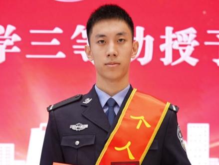 公安大学党委研究决定,为耿飞桐同学记个人三等功!