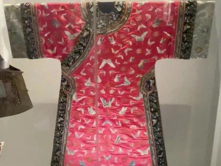 【大英博物馆晚清百态特展(105):裕容龄】晚清时期满族妇女多身着长袍马甲,汉族妇女则穿着袄和裙子。这件款式新颖的长袍外衣使用印花丝绸面料,图案为蝴蝶,蝴蝶在中国是长寿的象征。据介绍这件服装是曾在宫中陪伴慈禧太后的宫女裕容龄所有。裕容龄是满族官员裕庚的小女儿, 1895年,裕庚出任驻日本大使,她随父亲前往日本并学习日本传统舞蹈。 1899年,裕庚被任命为驻巴黎大使,裕容龄也一同前往并开始学习芭蕾舞,师从当时在巴黎表演和教学的美国著名舞蹈家邓肯。在巴黎期间,她曾参与并出演多部舞台剧,并因1902年在《玫瑰与蝴蝶》中扮演蝴蝶仙子而名声大噪。1903年,于容龄回国引起了慈禧的注意,容龄姐妹曾在宫中陪侍慈禧太后数年,向慈禧介绍了许多西方的新事物,慈禧很喜欢看容龄和她的妹妹德龄随着留声机音乐跳华尔兹舞,并鼓励她将西式舞蹈引入宫廷。裕容龄曾著有《清宫两年记》和《清宫琐记》,记录她姐妹二人在宫中陪伴慈禧的日子。容龄身着芭蕾舞服这张照片可能拍摄于巴黎,曾出现在20世纪50年代的中国《新观察》杂志上。 1949年中华人民共和国成立后,容龄被任命为国务院文史馆馆员,1973年去世,享年91岁。#大英博物馆的中国文物 #晚清百态 #清朝历史 #裕容龄
