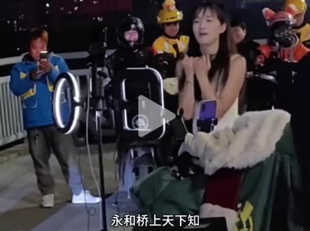 来喽来喽,帅,好帅,宝宝你的腹肌有八块,哇撒!哇撒,宝宝潇洒又豪迈,来,来财,宝宝不发脾气只发财,单,脱单,宝宝双向奔赴不孤单!上车哟!哦耶宝宝上车哟