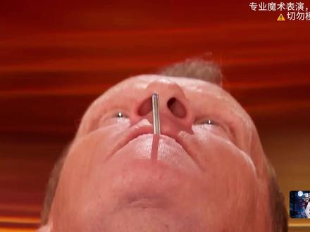 他说自己的肚子比手还灵活,他能把螺丝螺母单独吞下去, 吐出来的时候已经在肚子里组装好了。他吞下刀片和西红柿,刀片竟然在肚子中就把西红柿切成了两半。这是史蒂夫斯塔尔在美国达人秀上的精彩表演,他也是全球唯一一个利用自己的身体作为道具的顶级魔术师,这么多惊奇的表演他究竟是怎样完成的呢?今天就带你完整揭秘他的表演手法!这些都是专业魔术表演,千万不要有模仿的想法!#魔术 #魔术揭密 #魔术幕后