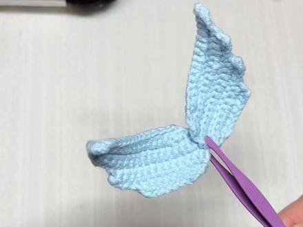 超简单的翅膀钩织教程来啦!可以做小马的翅膀和其他玩偶的翅膀,快来一起钩织吧!
毛线:@苏苏姐家官方旗舰店 四股棉 黑色21水蓝54
钩针:1.8#爱生活爱编织 #钩织教程 #手工编织零基础教学 #钩织编织 #教程分享
