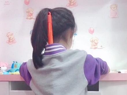 以前不知道凳子上面这个洞干嘛用,今天终于知道了,专治写作业爱乱跑的,这回看你怎么跑😂😂