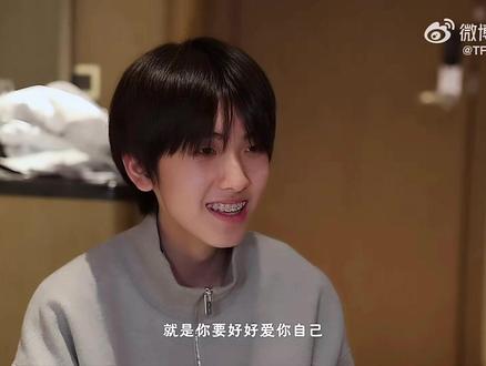 我将永远珍藏这段视频
今晚,看完左奇函的16岁生日企划我终于理解了养成系的伟
大
在这个利益最大化的时代,我从没想到能在时代峰峻看到残存的最珍贵的情感。
很多人说时代峰峻很糟糕,是的他们确实做出了很多很糟糕和残忍的事情。但是,他也塞藏着无数少年的梦、无数孩子成长的故事、无数最真挚的情感。很多人说时代峰峻实力差,是的,但是我看到有太多比实力和外表更珍贵的东西吸引着我。
左奇函,你说,你不期待生日的时候能获得惊天动地的惊喜,但是我看到粉丝筹备数月为你生日应援,在酒店门口为你应援两个晚上,只为了能让你看到有这么多人深爱着你,他们喊出的一字一句都是希望你能好好吃饭好好爱自己;你的家人在你工作的城市的沙滩上为你画了巨大的蛋糕,送上了最真挚的祝福和想对你说的话;
从你上楼开始每天陪在你身边记录你所有成长过程的stf;四年来十几个陪着你一起经历汗水、泪水、幸福和快乐的朋友,虽然或许不理解为什么你想做纸箱小狗,但是知道你喜欢,所以就都一起陪着你做。在我看来每一份爱都是那么的惊天动地,而你被这么这么多份爱包围着,很幸福,我很羡慕,但你们真诚美好,所以值得。
你们记不清楚的照片都会被精心收藏着;你很想念你的纸箱小狗,会所以复刻了一个几乎一模一样的带着大家满满的爱和祝福的纸箱小狗,在你生日这天给你惊喜;
因为小狗是你们花了一个下午的心血做出来的,所以大家也会把它当作真的有生命的小狗来对待;朋友们瞒着你偷偷录下的一句句真挚的生日祝福;是小狗送给你最心爱的礼物,打开是一面镜子,是的,小狗最心爱的是你。
在视频里很多对话都深深的触动到了我。
"当时我们居然可以有一个下午的时间来做这个手工小狗。"这是我现在想都不敢想的"
long:"我记得当时它不是不见了吗""对呀,但是它现在会在左奇函生日的时候回来"
小🐑:“欢迎小狗回家"小吉米:"我现在要给小狗的碗里投放点食物,欢迎你回来"
"就差一个他们给你留的位置了,跟当年的位置一样。“你爱这世界,世界爱着你"
"小狗写给你的信"
“你说的对,我还活着。请你永远记得,你曾你让一只纸箱小狗存在过,那你也一定坚定地被这个世界需要着。这几年我看着你,看到了你所有的快乐、眼泪和怀疑。我会一直陪着你,在我这里,你永远是最重要的人。”
"那你能不能答应我们,要好好爱你自己。"
左奇函,生日快乐!
#养成系 #tf四代 #左奇函 #时代峰峻 #爱