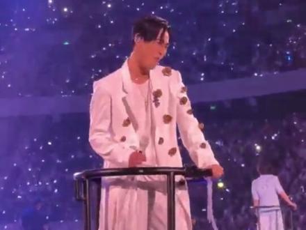 周渝民妻女首次公开亮相!一家三口在F4深圳演唱会甜蜜互动