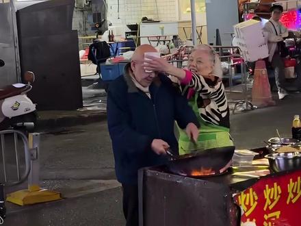 七旬夫妻街边卖炒饭火上热搜 #热点 #深圳街头炒粉藏着最戳心的温暖 #深圳街头炒粉藏着最戳心的温暖 #人物故事