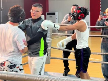 "杀红了眼!牛教练1v2成功ko裁判和国宝!"#国宝vs牛教练球拳大战