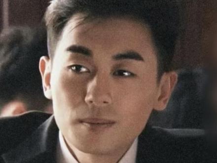 朱亚文和黄宗泽年轻时颜值演技对比,你觉得谁更胜一筹? #影视经典 #颜值巅峰 #痞帅男神 #童年男神