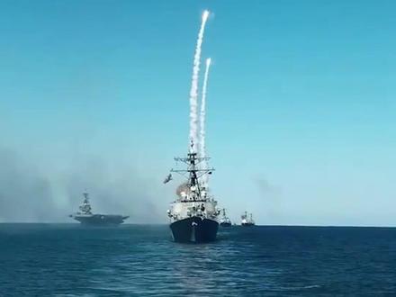 美伊爆发交火,战机空袭港口 美伊在霍尔木兹海峡再度爆发交火事件,结合美中央司令部今天的最新通报,美军与伊朗岸基导弹部队爆发交火,美军三艘驱逐舰自西向东横穿霍尔木兹海峡前往阿曼湾,双方爆发交火,伊朗动用岸基反舰导弹、无人机和小型船只,美军则发动空袭,对霍尔木兹海峡周围的伊朗重要军事目标实施空袭。#时代的荣耀 #全球创作者计划 #零基础看懂全球 #春节世界观察