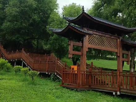 吉林白山市旅游推荐北山公园,看雨中的风景,里还有一座龙门寺。 #公园 #森林氧吧 #北山公园 #龙门寺 #树林 #小众景点 #避暑