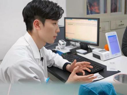 前段时间国际医师节,接受了新华网的采访,许多问题也是大家比较好奇、经常被问的,正好趁这个机会和大家分享一下。
-【关于精力管理】
本职工作、做科研、自媒体、演讲参会…同时干这么多事不会累吗?
-生理上不会“累”
体力是根本。一来我的睡眠质量很不错,各种环境下都是闭眼就能睡着。二是不定期健身。
-心理上不“疲惫”
人如果投身在快乐、热爱的事情中,是很难感到疲惫的。
我很热爱医生这个工作和角色,一开刀打针就兴奋。从小就很爱动手,缝缝补补我自己都爱干,起子扳手什么的我都爱找各种机会去用。
做自媒体虽然很辛苦,不过我越喜欢医生这个职业,我就越愿意在自媒体上花时间。因为我现在可以在网上用跟一个患者说话的时间,帮到成百上千甚至上万个有相同问题的朋友解答疑问、避坑,这个过程虽然确实占据了很多休息时间,但很有获得感和成就感。
-
·本职工作(学习、科研)及自媒体,都在「正反馈」的循环中,虽然有时候时间不够用,觉不够睡,但我是快乐的。
【关于感受】
被大家关注以后,我会不会有压力?
曝光、关注给我带来了什么?
·以前
其实是有些负面感受的,主要是被大家关注之后,一切都被放大,我走的每一步都会被很多双眼睛盯着。
·现在
随着我心态上的变化,我越来越觉得这也是一种好的监督,因为我很多双眼睛在盯着我,我就越希望我自己能做得好,我要能配得上大家的期待,慢慢的我也习惯自己卷自己。
所以这种关注带来的压力,一方面在推着我向前走,让我变得更好。但也会让人付出些代价。比如我的睡眠时间大概是很多正常上班族的一半。我很长一段时间每天睡3-4个小时,不过之前一直觉得自己还年轻,自己能够熬的住。现在看这些也都不是长久之计,身体是会给你信号的,前阵子刚刚查出了萎缩性胃炎+两个肠上皮化生,最近就一直在吃药中。
这点希望同行、朋友们不要学我,大家都要健健康康的。
-
【关于特质】
我个人不喜欢或者有点怕被贴标签,不过关于特质,我觉得我一直坚持的、觉得最需要拥有的特质,就是“有心”!可以拆分成三个词:
仁心,仁心德行是医者之道。
精心,这是对自己技术精湛的严格要求,也是我精进技术的动力,每一例患者都丝毫不敢懈怠的心
良心,对得起患者,对得起一身白袍,也对得起多年的积累努力
-
纵使医路漫漫,我也不会忘记我曾经宣过的誓言。#新华网 #采访 #访谈 #个人成长 #职业规划