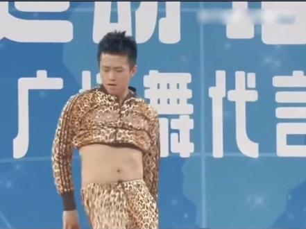 看了#邓超穿豹纹跳肚皮舞,才明白,他在春晚舞台真的已经很收敛了#孙俪 @抖音小助手 @DOU+小助手