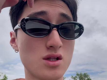 蓝拱门!全球唯一蓝色麦当劳!
📍Sedona | 全球唯一蓝色McDonald’s 💙
在亚利桑那州的红岩小镇Sedona,McDonald's 不再是熟悉的“金拱门”——按照官方说是teal青色的拱门,非常有辨识度。
🌵为什么是蓝色的?
上世纪90年代Sedona政府为了保护自然景观,规定所有商业建筑的颜色必须和周围环境协调,禁止使用太突兀的亮色。
于是,麦当劳也“妥协”,把标志性的金拱门改成了现在这个低饱和的蓝绿,虽然法案已经改掉了,但蓝色的logo还是一直沿用至今。
这也让它成为全球唯一一个不是金色logo的麦当劳✨
📸虽然只是个麦当劳,但是也成为了许多人的打卡点,这家麦当劳其实算蛮小的,但是客人一直是不断。
#麦当劳 #蓝色麦当劳 #麦门 #吃播