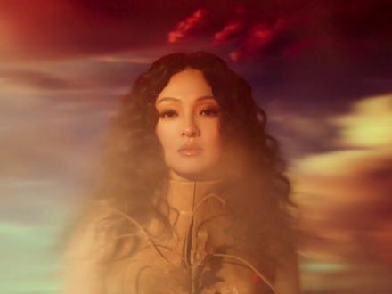 期待已久《大小孩》官方MV終於新鮮出爐啦!
所谓"大小孩",是见过生活的锋利后,依然选择用柔软接住自己;是被岁月磨出了茧子,却还留着一块地方让心跳像孩子般热烈。Angela没有教我们如何"变回小孩",而是轻轻托住我们内里的那个小孩,说:"没关系,你可以继续好奇,继续莽撞,继续在成人的地图上画满童话的标点。"
原来最好的成长,是带着小孩的天真去闯大人的江湖,又在大人的江湖里,永远为小孩保留一张返程票。
这首歌獻給人生路上每個屹立不倒的靈魂#张韶涵 #张韶涵大小孩 #张韶涵新歌