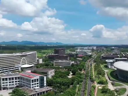 康坦易购正式入驻海南自贸港,首先来看最新动台。2025年12月,康坦易购在黑完成本地化部署,联手供应链和技术伙伴,要打造跨境电商新枢纽。其实早在11月,他的消费端平台就已经全球开放了,背后还有法国cdscount的技术支持。你可能会好奇,这个平台到底有什么特别?核心在于双循环模式,一边帮中国产品卖全球,一边把海外商品引进来,整合了采购、支付、物流全链条,就像搭了个国际超市,货架两头都能摆。技术上用AI风控和大数据分析物流接入了DHL网络,再配上海南自贸港的免税政策,买卖双方都省心。不过要注意,很多人以为跨境平台只管卖货,其实康坦易购还在做三件事,现全球仓储网明年目标覆盖2000万用户,给中小企业提供出海工具,比如零库存开店,重点开拓东南亚、中东这些新兴市场。下次看到海南发货的进口商品,不妨留意是不是来自这个新枢纽。