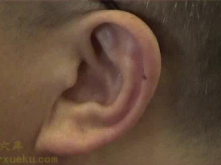 耳中,顾名思义,耳朵的正中央,可以秒杀呃逆哦!
