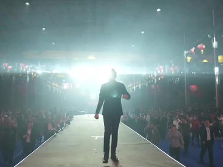 河南矿山2025年度盛典国家一级歌手屠洪刚老师现场大气磅礴演唱歌曲,现场人山人海。#河南矿山崔培军 #河南矿山 #崔培军 #崔培军老板 #屠洪刚