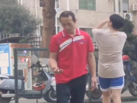 "脚踢球"违例真的和受不受益没有关系,只看脚或腿碰球是不是故意的好吧😂道长我相信你不是故意的#违例#篮球需要沉淀 #野球场规矩 #篮球裁判#非常道