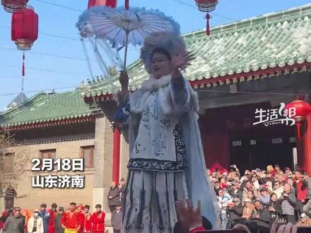 你见过踩高跷的“夏雨荷”吗?2月18日,山东济南,上新街“国潮高跷”表演年味浓浓!