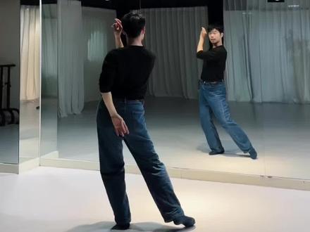 《立春》舞蹈教学超详细讲解
仙女们要的教程来咯来咯🧚♀️❗️❗️❗️
1️⃣36秒前0.8倍速后背数节奏合音乐
2️⃣36秒~2分18秒后背超详细讲解
3️⃣2分18秒后原速后背数节奏合音乐
希望仙女们可以学会这支好听的音乐好看的舞蹈哟💃 原创:霓裳舞袂家铭
#立春 #春晚 #原创编舞 #霓裳舞袂舞蹈工作室 #舞蹈教学