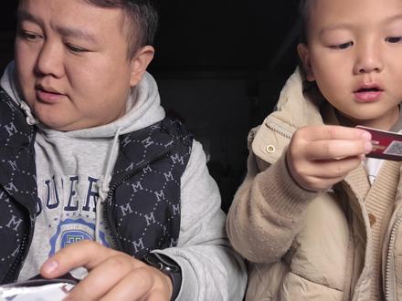 今天,我们都是捷德奥特曼—父子拼装实录! 🚨 痛点共鸣
都说爸爸的陪伴重要
可你和孩子各玩各手机的时间
是不是远比一起专注做一件事的时间多?
我们都在寻找那种“心流”在一起的感觉
💡 我们的“并行开发”
和儿子拆开新到的捷德积木盲盒
他抽到豪勇形态,我拿到刚燃形态
像两个程序员接到同一任务的不同模块
🔧 共享需求文档
头碰头研究同一张图纸
像在共同攻克一个技术难题
🛠️ 独立开发环境
他搭建他的“豪勇”
我组装我的“刚燃”
桌上很安静,只有拼插的“咔嗒”声
像在同步敲着代码
✅ 定期代码评审
“爸爸,我这个步骤对吗?”
“儿子,你这个关节要按紧哦”
我们互相充当对方的测试人员
🎯 系统集成
当两个捷德并排站立
我们相视一笑
同一个英雄,两种不同的光芒
✨ 价值升华
好的陪伴,未必是手把手教他
而是像这样,和他成为同一个项目的“合伙人”
在同一段时间里,共享一份专注
看着他为我们的“豪勇”与“刚燃”编排剧情
我知道,我们编译成功的
不只是积木,更是一个充满温馨氛围家的下午
👇 强力互动
你们家的“合伙项目”是什么?
是共同完成一幅拼图,还是合作一道菜?
来里晒一晒你的幸福瞬间吧!
#育儿 #爸爸带娃#父母必看系列#人类幼崽#奥特曼