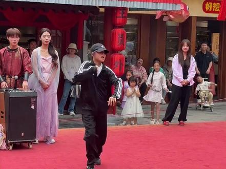 盘点清明上河园“斗舞”天赋选手!以为是小孩姐,没想到是把妹王