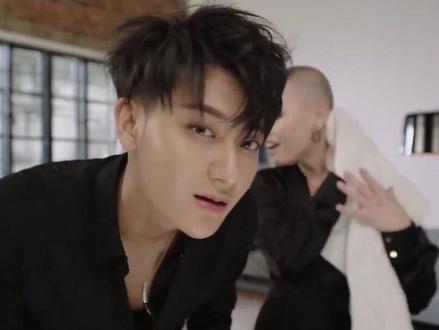 黄子韬YSL广告片英语互动—东游西学,英美语言学校和大学报名点,可申请双offer
黄子韬说英语流利自然独特嗓音魅力,趣味问题与音乐挑战自信大方明星范#黄子韬 #黄子韬日常考古 #黄子韬小精灵 #明星英语 #化妆 #化妆分享 #全程高能