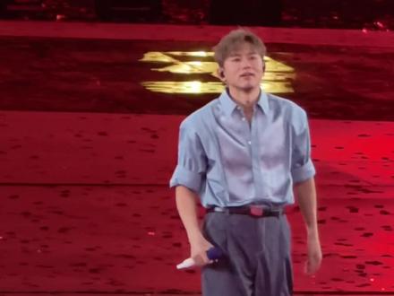 能在演唱结束让全场集体高喊「中华人民共和国万岁」的也就只有LIVE版「铭记」了,致往昔 致未来,根正苗红 夯爆了的现场🫶🏻🙏🏻#张杰 #张杰铭记 #万人合唱
