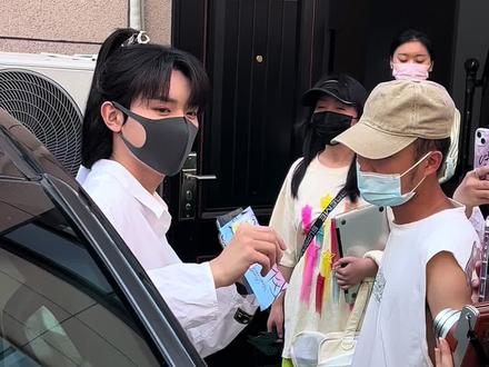 这个直视真的好帅啊啊 然子伸手手 #周翊然 #我的追星日记
