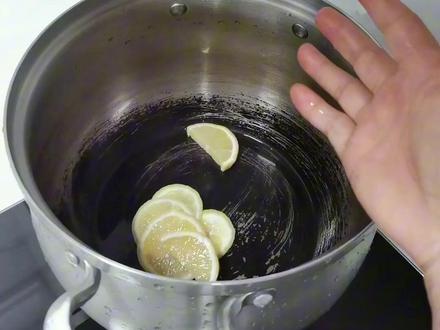 烧糊的不锈钢锅子清洗小妙招,柠檬➕白醋兑水,水要高于烧糊的位置,水开后沸腾五分钟,关火后浸泡二十分钟再清洗,锅子就可以恢复如初了#锅底黑垢怎么去除 #生活小妙招