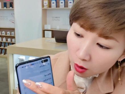 华为手机人脸识别无需滑动直接到达屏幕界面———这个时候,我们可以设置一下,让手机跳过这个复制的步骤,直接进入桌面;操作步骤如下:设置—生物识别和密码—人脸识别—输入锁频密码—将“滑动解锁”改为“直接解锁” —就是这么简单