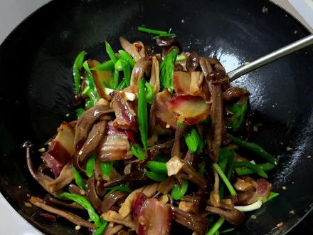 鹿茸菇炒腊肉,好吃又下饭,分享给大家。#鹿茸菇的做法 #家常菜 #我的厨房日记 #记录简单生活