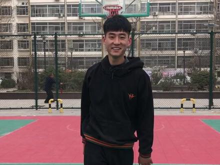 一个背投一个框 一个微笑带着伤