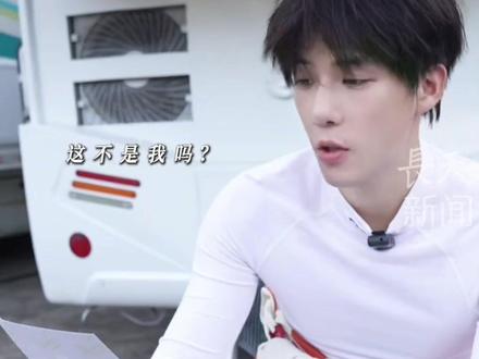 《#飞驰人生3 》官宣#王安宇 饰年轻张驰, “沈腾找了个最帅的演自己”冲上热搜,对比沈腾早年校草照效果拉满,两人曾在综艺同框, 默契互动为合作埋下伏笔,网友花式调侃:#沈腾 这老头太精了。#主播说新闻