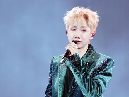 绿丝绒+透视内搭…#汪苏泷 #汪苏泷兰州演唱会 #飞鸟