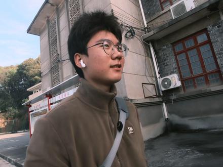 青山之行 在常德临澧,藏着一座“江南红旗渠”|亚洲第一泵,有多震撼?
今天我爬上了这座丰碑,不是征服,是仰望。
脚下是澧水汤汤,眼前是五十年光阴。
我在亚洲第一泵往上走,也在时光里往回走。
有一种精神,叫“自力更生”;有一种青春,叫“青山”。
#青山水电站 #亚洲第一泵 #临澧 #向劳动者致敬 #分享我的旅行回忆