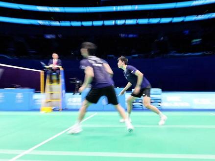 全运进行时|约对手合影,为爱人加油,十五运会羽毛球男双铜牌战赛后连起一张温情网。11月19日,#十五运会 #羽毛球 男子双打3-4名决赛,北京组合#刘雨辰 /#冯彦哲 2比0战胜对手获得铜牌。赛后在谈到明天的决赛时,刘雨辰表示明天任务就是给#黄雅琼 加油,而冯彦哲说明天的女双决赛要给黄东萍加油!
记者:周圆 赵刚